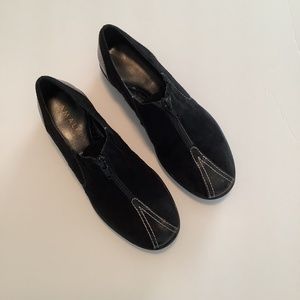 Ladies Amalfi By Rangoni Black Suede Zipper Front Shoes Size: 5.5